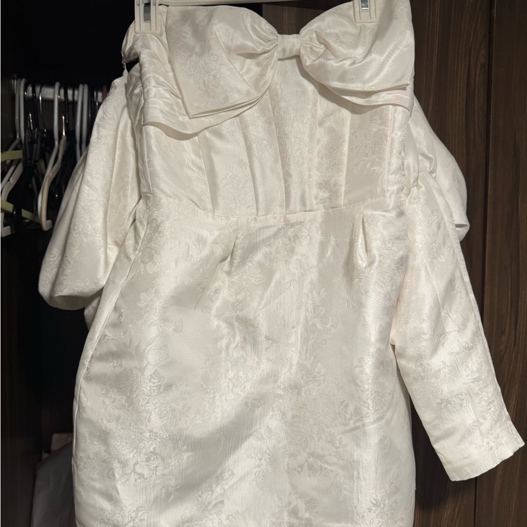 V. Chapman Ivory Formal Dress With Bow